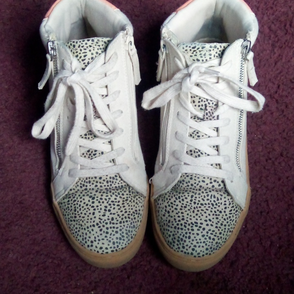 Women's Sneakers, Tan, Universal Thread, 2 zippers, lace up hi top, Size 9.5.
